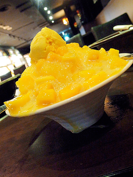 瘋麻辣頂級鴛鴦麻辣火鍋(西門店)：【瘋麻辣頂級鴛鴦麻辣火鍋】來火鍋店不吃火鍋，就是要「戰國花雕雞」吃。到。飽～