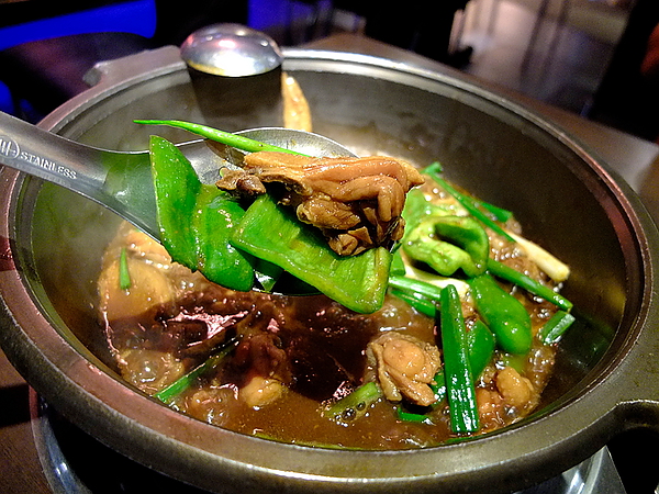 瘋麻辣頂級鴛鴦麻辣火鍋(西門店)：【瘋麻辣頂級鴛鴦麻辣火鍋】來火鍋店不吃火鍋，就是要「戰國花雕雞」吃。到。飽～