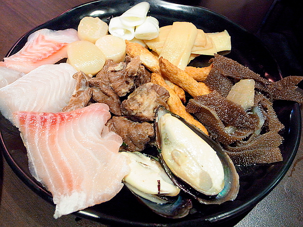 瘋麻辣頂級鴛鴦麻辣火鍋(西門店)：【瘋麻辣頂級鴛鴦麻辣火鍋】來火鍋店不吃火鍋，就是要「戰國花雕雞」吃。到。飽～