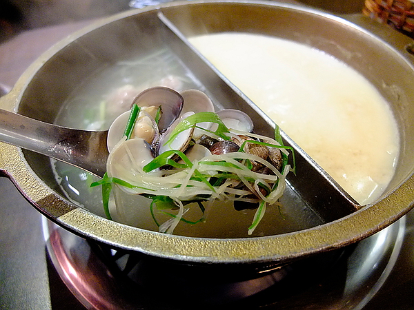 瘋麻辣頂級鴛鴦麻辣火鍋(西門店)：【瘋麻辣頂級鴛鴦麻辣火鍋】來火鍋店不吃火鍋，就是要「戰國花雕雞」吃。到。飽～