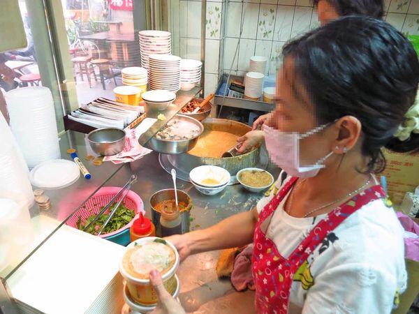 【台北萬華美食】陳記專業蚵仔麵線-超大顆飽滿的蚵仔