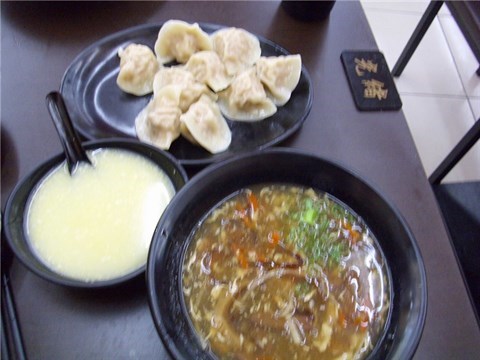 酸辣湯.水餃.小米粥 - 內湖區的五花馬水餃館)