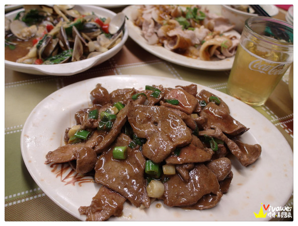 天下第一味：台北內湖區｜超懷舊！在公車上吃美味的平價熱炒『天下第一味』 宵夜 晚餐 便宜 美食推薦 聚餐 父親節 母親節 情人節