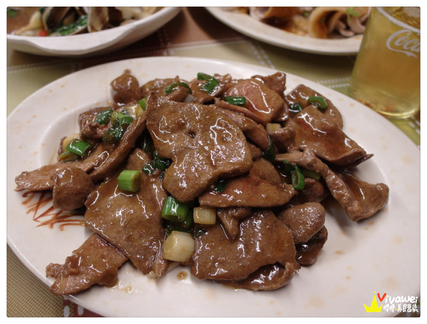 天下第一味：台北內湖區｜超懷舊！在公車上吃美味的平價熱炒『天下第一味』 宵夜 晚餐 便宜 美食推薦 聚餐 父親節 母親節 情人節