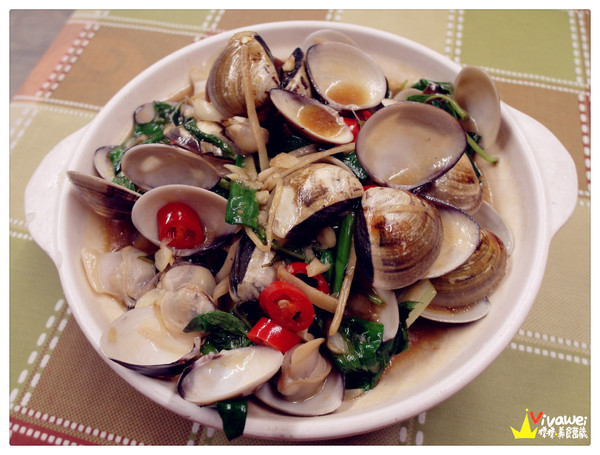 天下第一味：台北內湖區｜超懷舊！在公車上吃美味的平價熱炒『天下第一味』 宵夜 晚餐 便宜 美食推薦 聚餐 父親節 母親節 情人節