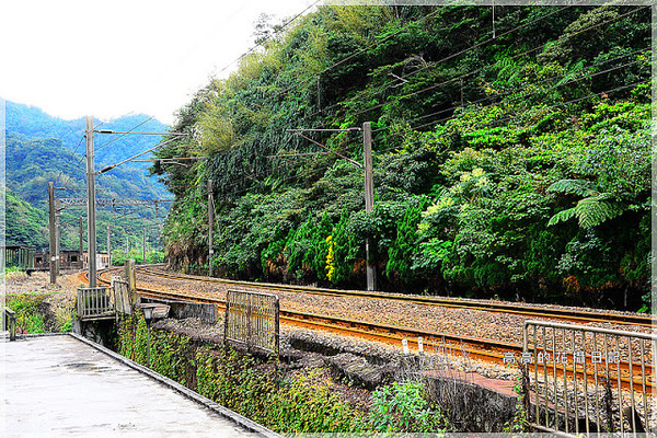 猴硐煤礦博物園區:【新北】瑞芳區。《猴硐煤礦博物園區》第三站:復興橋、柴油機車庫、舊本坑吊橋遺跡、猴硐壺穴地形