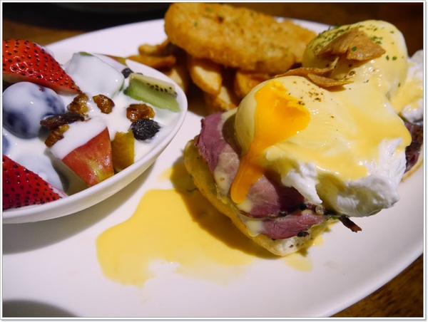 Second Floor Cafe 貳樓餐廳(敦南店):【大安區】Second Floor Cafe 貳樓餐廳-巷弄間靜靜被大樹包圍的角落,早午餐、商業午餐、樂活飯、義大利麵條、漢堡&輕食三明治、蔬食系列、手創甜點