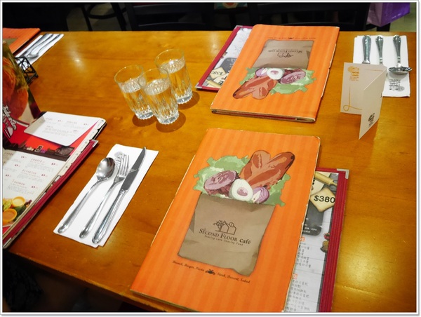 Second Floor Cafe 貳樓餐廳(敦南店):【大安區】Second Floor Cafe 貳樓餐廳-巷弄間靜靜被大樹包圍的角落,早午餐、商業午餐、樂活飯、義大利麵條、漢堡&輕食三明治、蔬食系列、手創甜點