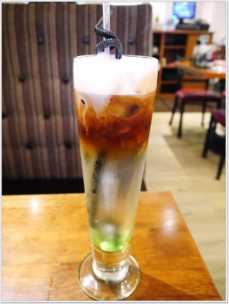 Second Floor Cafe 貳樓餐廳(敦南店):【大安區】Second Floor Cafe 貳樓餐廳-巷弄間靜靜被大樹包圍的角落,早午餐、商業午餐、樂活飯、義大利麵條、漢堡&輕食三明治、蔬食系列、手創甜點