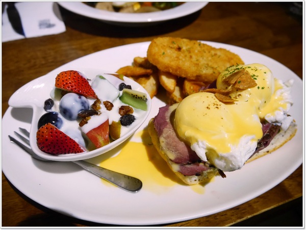 Second Floor Cafe 貳樓餐廳(敦南店):【大安區】Second Floor Cafe 貳樓餐廳-巷弄間靜靜被大樹包圍的角落,早午餐、商業午餐、樂活飯、義大利麵條、漢堡&輕食三明治、蔬食系列、手創甜點