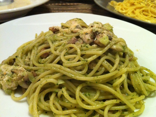 Gloriosa：店外寫著〞誰說便宜就沒有好吃的義大利麵呢〞