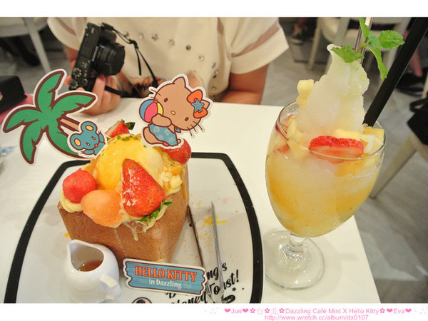 Dazzling Cafe(Mint)(Mint二店):【食記】oO。。台北 Dazzling Cafe Mint X Hello Kitty 穿著可愛又性感的kitty又來啦!還不趕快去吃!。o○。