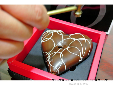 安娜可可藝術坊 ANNA COCOA ART(內湖店):【食記】oO。台北 安娜可可藝術坊 Anna cocoa arts 情人節告白巧克力及道歉巧克力,敲敲我的心,讓對方知道你的心~。o○。