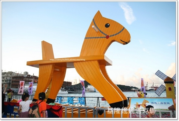 三星黃色洛克馬搖到基隆海洋廣場:基隆。海洋廣場【搖搖洛克馬】