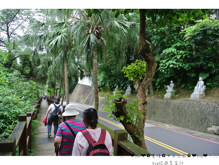 基隆中正公園:【遊記】oO。基隆 中正公園 多多龍候車亭 龍貓公車 多多龍 超可愛的塗鴨客隨興塗鴨,竟變成基隆最新熱門景點~。o○。
