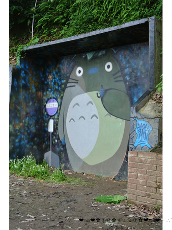 基隆中正公園:【遊記】oO。基隆 中正公園 多多龍候車亭 龍貓公車 多多龍 超可愛的塗鴨客隨興塗鴨,竟變成基隆最新熱門景點~。o○。