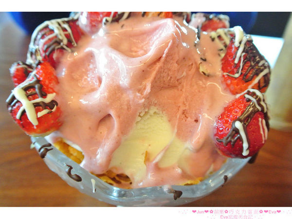 巧克力雲莊：【食、遊記】oO。。苗栗　巧克力雲莊　想了一世紀才又吃到的移山倒海草冰，簡直是把整座的草莓園搬來眼前，快來看看有多澎湃～o○。