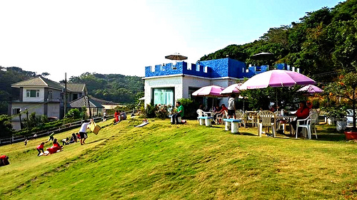 愛上布諾閣:【高雄景點】藍與白間的自在悠遊~青青草原滑草趣~愛上布諾閣