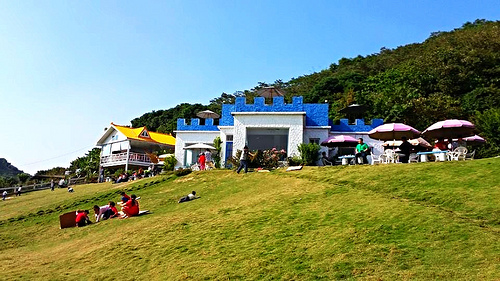 愛上布諾閣:【高雄景點】藍與白間的自在悠遊~青青草原滑草趣~愛上布諾閣