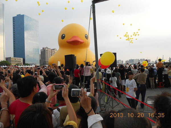 【高雄】光榮碼頭黃色小鴨入港：黃色小鴨畢業典禮