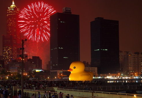 【高雄】光榮碼頭黃色小鴨入港：黃色小鴨畢業典禮