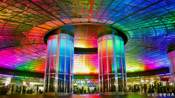 高雄捷運美麗島站:【遊記】{高雄。美麗島}高雄最夯的美麗島車站光之穹頂光雕秀~太美啦!