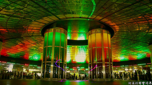 高雄捷運美麗島站:【遊記】{高雄。美麗島}高雄最夯的美麗島車站光之穹頂光雕秀~太美啦!