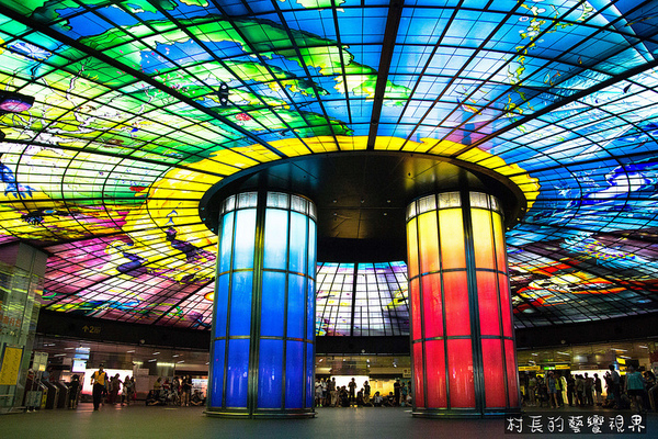 高雄捷運美麗島站:【遊記】{高雄。美麗島}高雄最夯的美麗島車站光之穹頂光雕秀~太美啦!