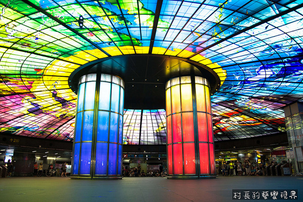 高雄捷運美麗島站:【遊記】{高雄。美麗島}高雄最夯的美麗島車站光之穹頂光雕秀~太美啦!