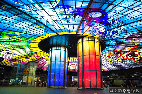 高雄捷運美麗島站:【遊記】{高雄。美麗島}高雄最夯的美麗島車站光之穹頂光雕秀~太美啦!