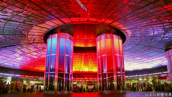 高雄捷運美麗島站:【遊記】{高雄。美麗島}高雄最夯的美麗島車站光之穹頂光雕秀~太美啦!