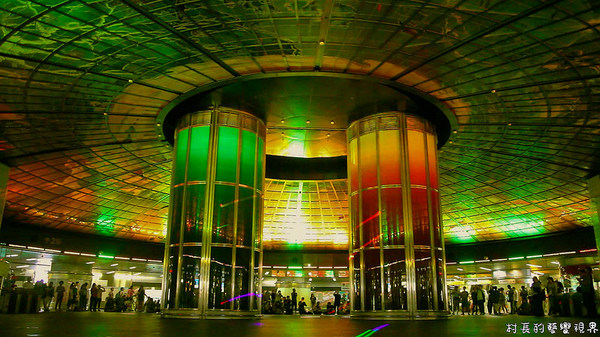 高雄捷運美麗島站:【遊記】{高雄。美麗島}高雄最夯的美麗島車站光之穹頂光雕秀~太美啦!
