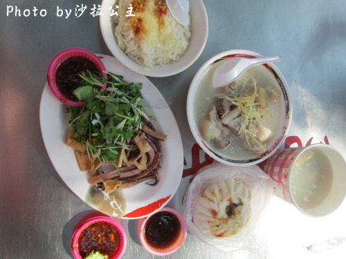 慈聖宮(Tsu-Sheng Temple)：大同區「慈聖宮小吃街」大稻埕