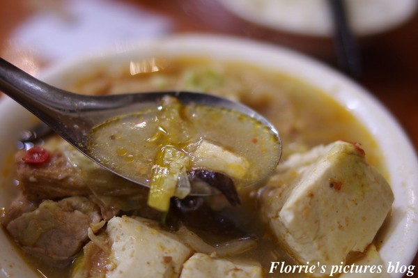 林聰明沙鍋魚頭(中正本店):嘉義美食~林聰明沙鍋魚頭店~鮮甜的湯頭,軟嫩的白菜真是可口丫