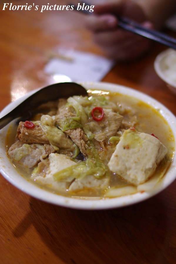 林聰明沙鍋魚頭(中正本店):嘉義美食~林聰明沙鍋魚頭店~鮮甜的湯頭,軟嫩的白菜真是可口丫