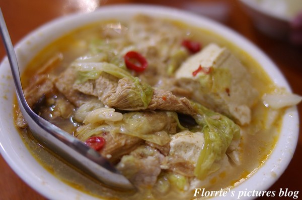 林聰明沙鍋魚頭(中正本店):嘉義美食~林聰明沙鍋魚頭店~鮮甜的湯頭,軟嫩的白菜真是可口丫