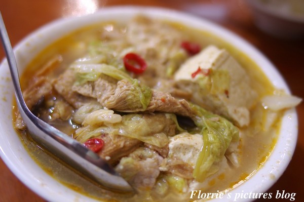 林聰明沙鍋魚頭(中正本店):嘉義美食~林聰明沙鍋魚頭店~鮮甜的湯頭,軟嫩的白菜真是可口丫