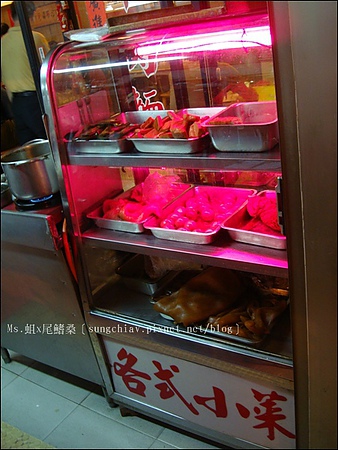 正宗牛肉麵水餃：［新北淡水］英專路夜市｜正宗牛肉麵．水餃