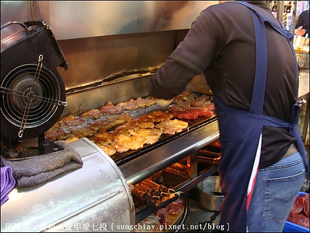 萬國牛排：［高雄鼓山］瑞豐夜市：萬國牛排、九龍城陳記香港茶、岩武將、阿3脆皮雞蛋糕＠捷運巨蛋站
