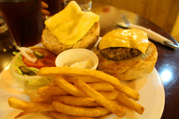 FiFi Natural：[台北] 淡江必吃校園美食 FIFI美味漢堡