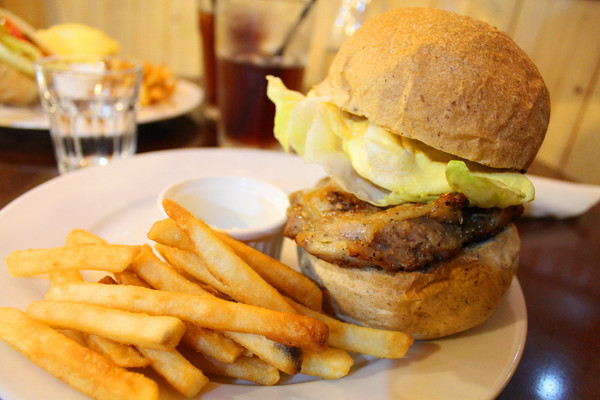 FiFi Natural：[台北] 淡江必吃校園美食 FIFI美味漢堡