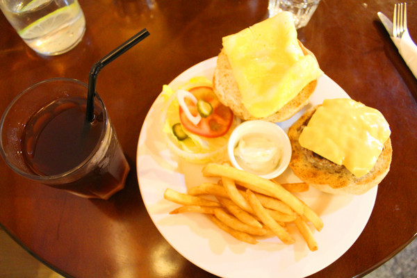 FiFi Natural：[台北] 淡江必吃校園美食 FIFI美味漢堡