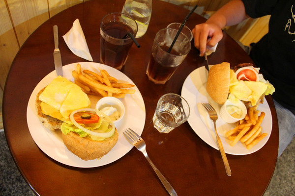 FiFi Natural：[台北] 淡江必吃校園美食 FIFI美味漢堡