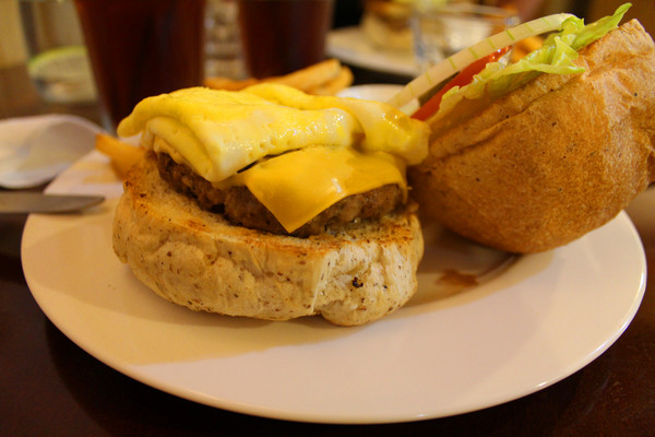 FiFi Natural：[台北] 淡江必吃校園美食 FIFI美味漢堡