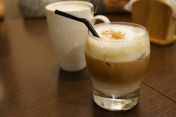 義派輕鬆：(胖樺食記)台北東區高CP值下午茶「義派輕鬆」。爆漿熔岩巧克力蛋糕加上香草冰淇淋無敵組合。