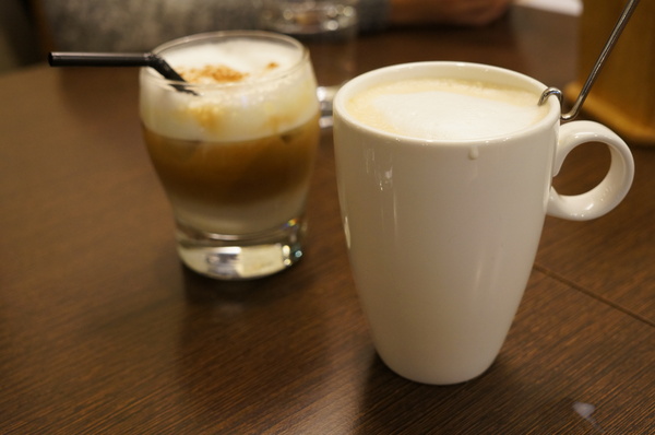 義派輕鬆：(胖樺食記)台北東區高CP值下午茶「義派輕鬆」。爆漿熔岩巧克力蛋糕加上香草冰淇淋無敵組合。