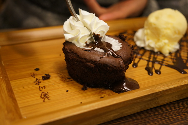 義派輕鬆：(胖樺食記)台北東區高CP值下午茶「義派輕鬆」。爆漿熔岩巧克力蛋糕加上香草冰淇淋無敵組合。