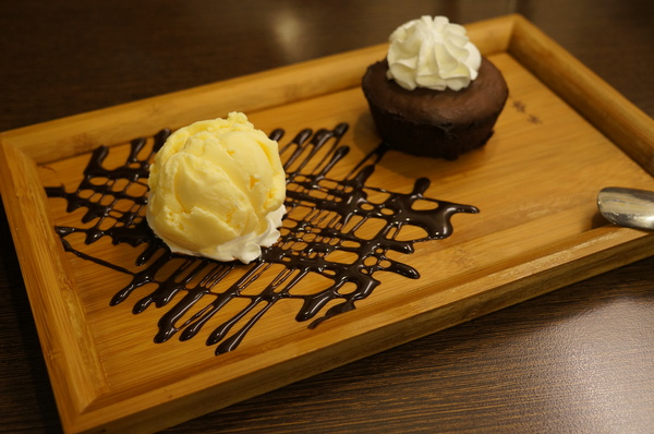 義派輕鬆：(胖樺食記)台北東區高CP值下午茶「義派輕鬆」。爆漿熔岩巧克力蛋糕加上香草冰淇淋無敵組合。