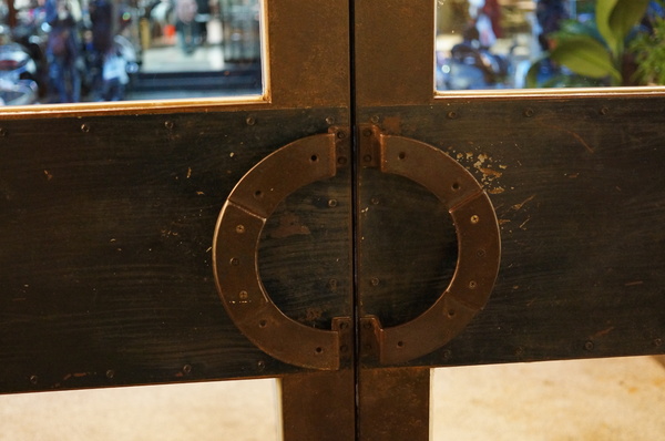 義派輕鬆：(胖樺食記)台北東區高CP值下午茶「義派輕鬆」。爆漿熔岩巧克力蛋糕加上香草冰淇淋無敵組合。