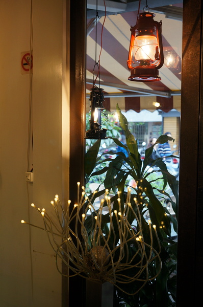 義派輕鬆：(胖樺食記)台北東區高CP值下午茶「義派輕鬆」。爆漿熔岩巧克力蛋糕加上香草冰淇淋無敵組合。